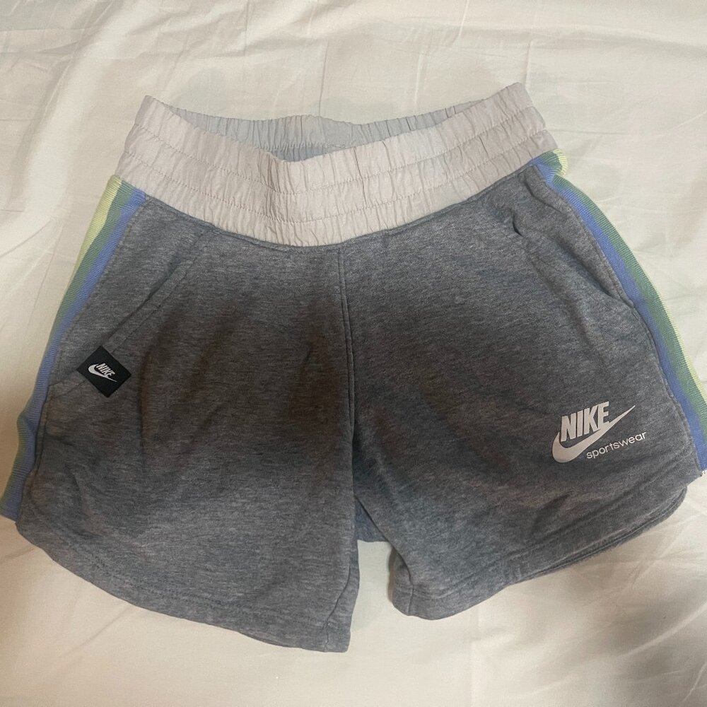 Nike Sportswear Heritage Shorts – Big Kids' XS